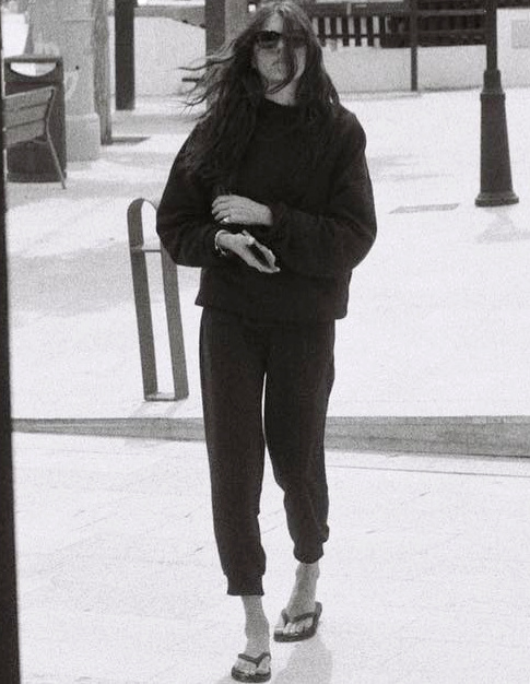 Il suffit parfois d'une photo pour nous faire revoir totalement notre position sur une pi�ce - ici les tongs