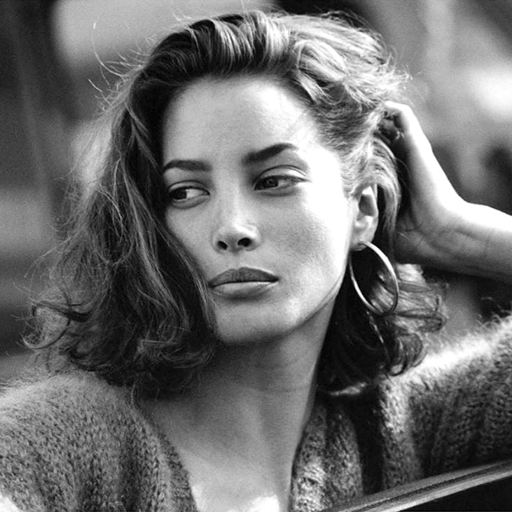 Carr� long l�g�rement boucl� + cr�oles = le bon mix