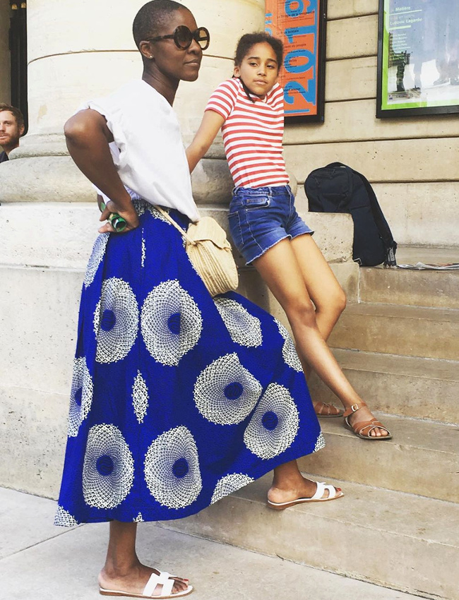 Longue jupe en wax + tee-shirt blanc + lunettes de soleil de caract�re = le bon mix