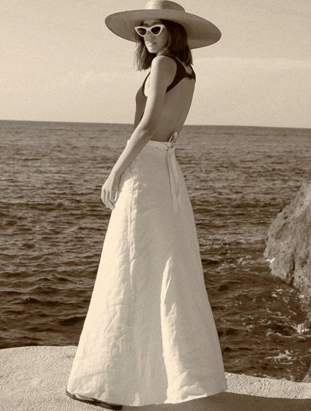 Large canotier + maillot de bain dos nu + longue jupe = le bon mix