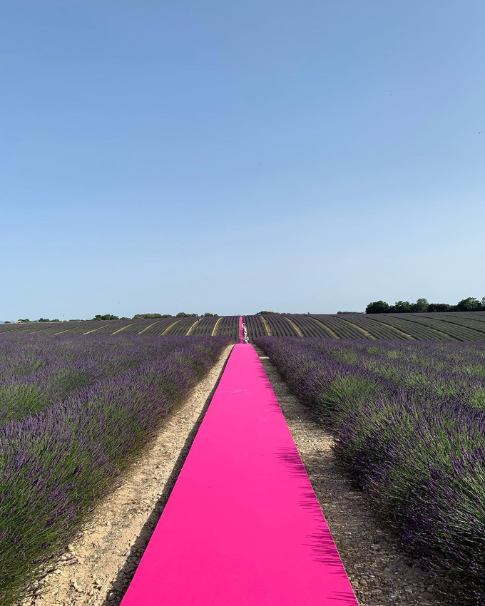 Pour son d�fil� printemps/�t� 2020, Jacquemus semble avoir trouv� le meilleur des d�cors...