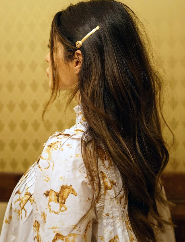 Oui aux longues chevelures retenues par une �l�gante barrette !