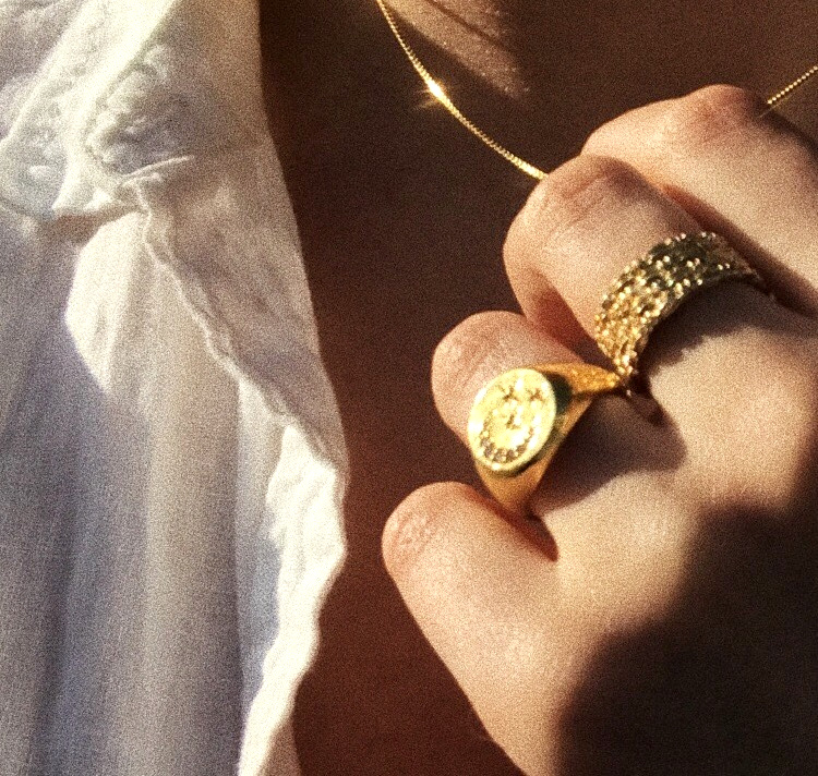 Chemise masculine blanche + bijoux dor�s + peau bronz�e = le bon mix