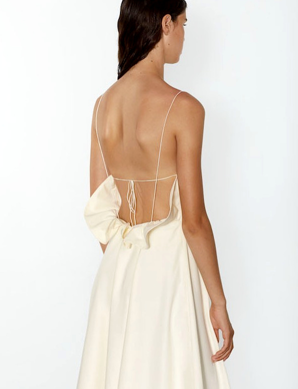 M�lant volants f�minins et bretelles infiniment d�licates, ce dos nu a tout bon !