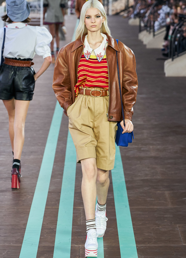 Note pour la rentr�e : s'offrir un blouson en cuir aux manches mixant style gigot et emmanchures raglantes