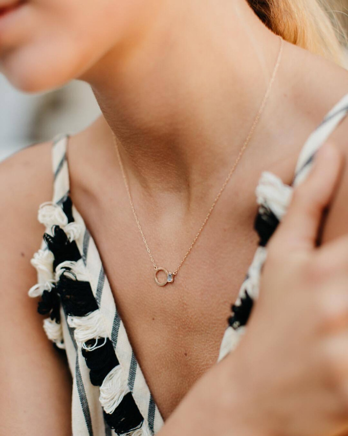 D�tail folk + bijoux ultra d�licats presque classiques = le bon mix