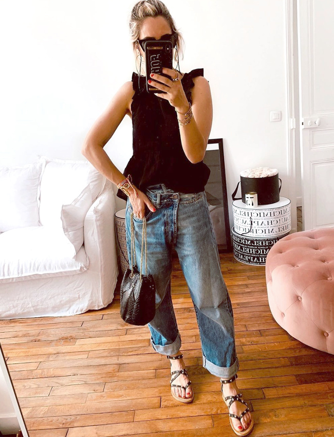 Top noir � volants + jean boyfriend + sandales plates noires = le bon mix