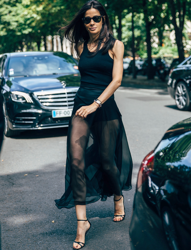 Le parfait total look noir, dans un univers o� il serait possible de se promener en culotte...
