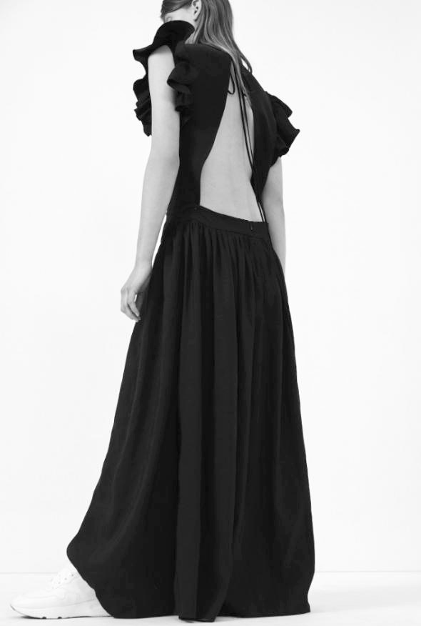 Oui aux dos nus all�geant les longues robes noires !