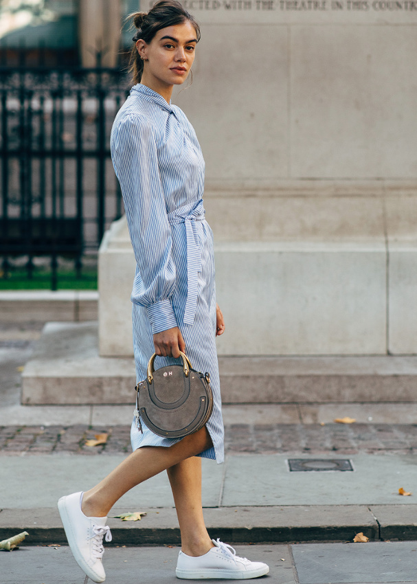 Fines rayures bleues verticales + coupe robe chemise = le bon mix