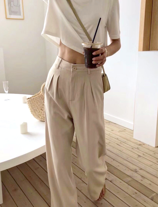 M�lant coloris neutres, style minimaliste et d�gaine unisexe, ce look a tout bon !