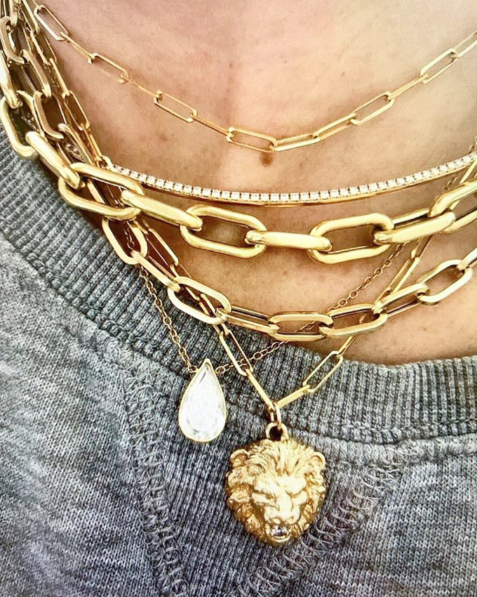 Quand les cha�nettes un brin massives s'invitent dans les m�li-m�los de fins colliers dor�s et autre pendentifs...