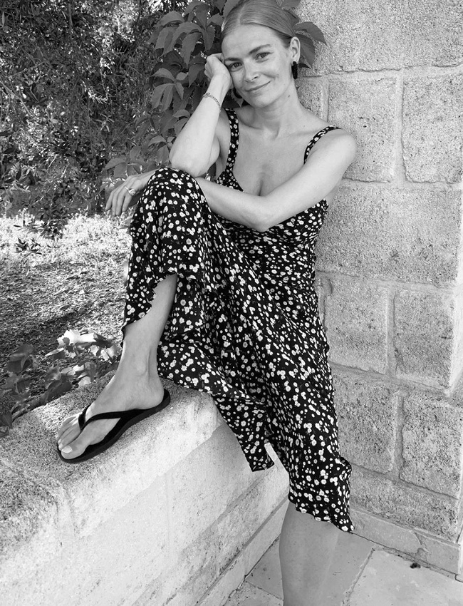 Robe fleurie + tongs noires = le bon mix