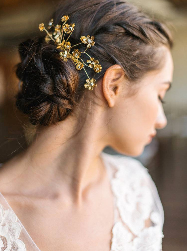 Chignon bas + d�licat peigne floral = le bon mix