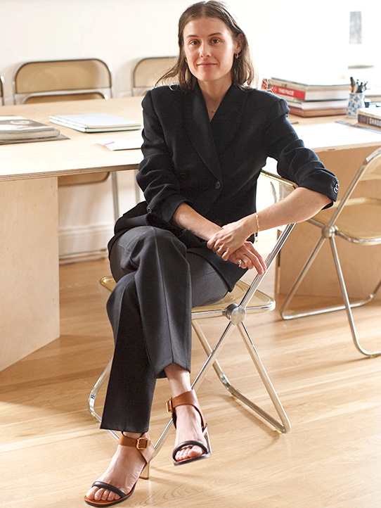 Costume masculin + sandales minimalistes = le bon mix