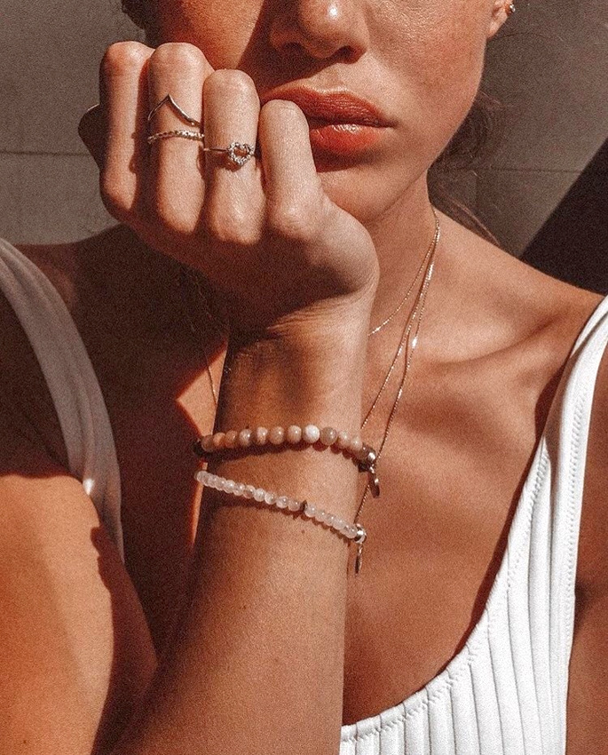 Marcel en maille c�tel�e + multitude de fins bijoux = le bon mix