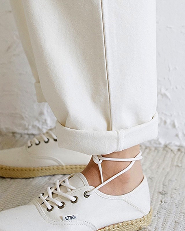 Rien de tel qu'un la�age de cheville pour twister un look casual !