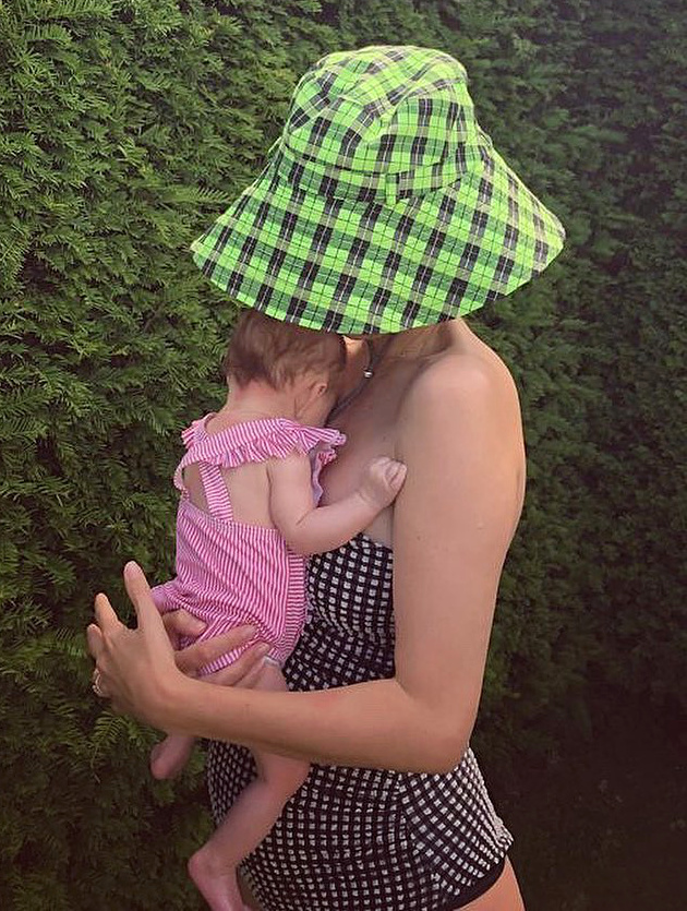 Le bob/chapeau de p�cheur serait en r�alit� un parasol portatif pour nourrisson... tout s'explique !