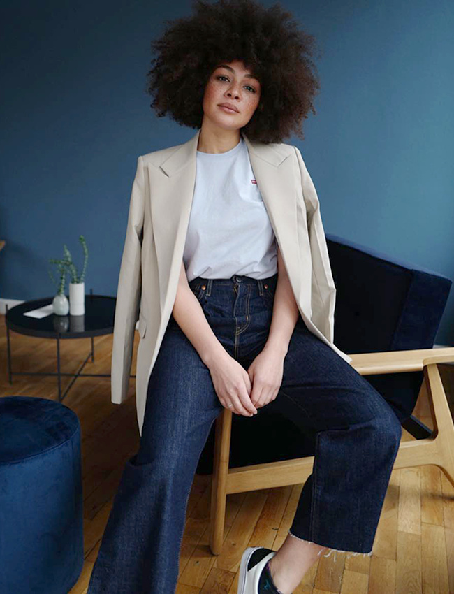 Coupe afro + look casual minimaliste = le bon mix