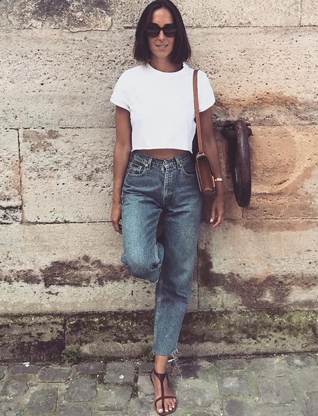 Tee-shirt blanc l�g�rement cropped + jean mom 7/8 + sandales �pur�es = le bon mix
