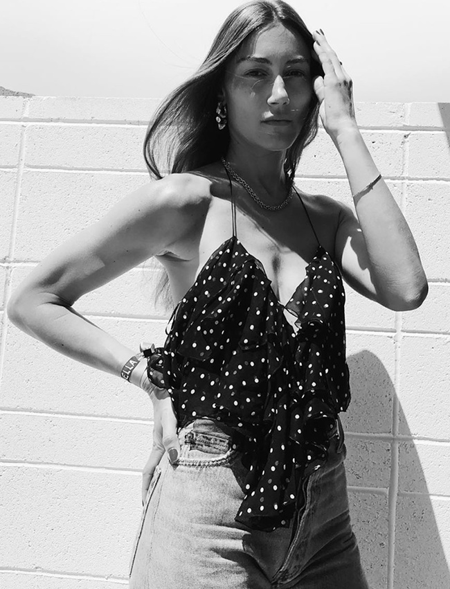 Rien de tel qu'un jean pour patiner le chic des petits pois blancs sur fond noir !