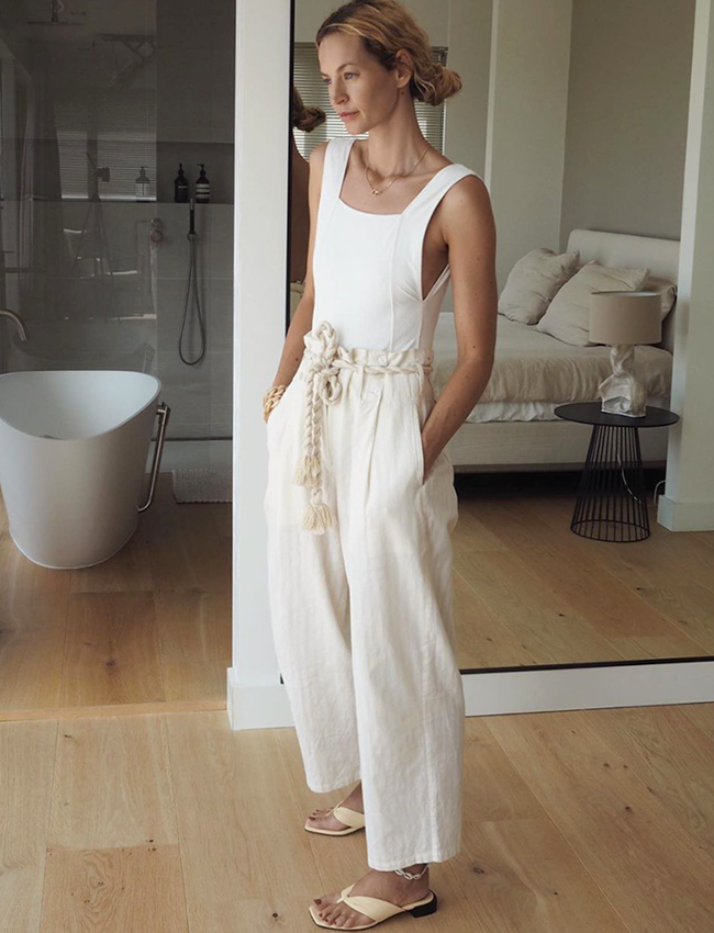 Avec sa taille haute, sa longueur 7/8 et ses jambes larges, ce pantalon en coton l�ger a tout bon !