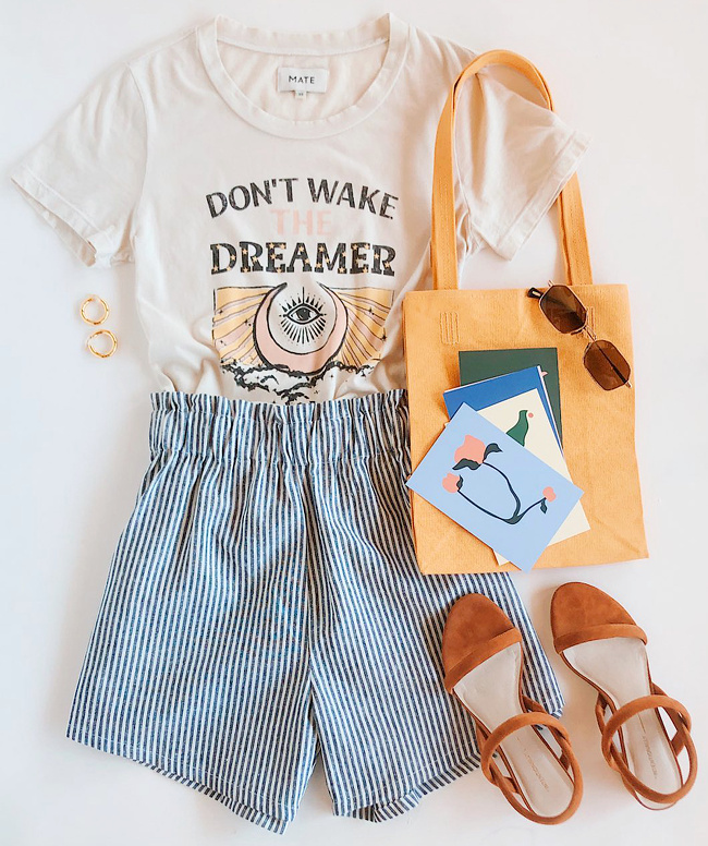 Tee-shirt imprim� + short � rayures verticales + fines sandales = le bon mix