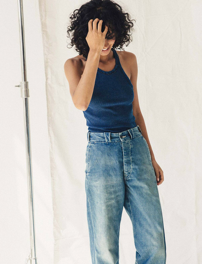 Jean large taille haute + d�bardeur bleu + carr� boucl� = le bon mix