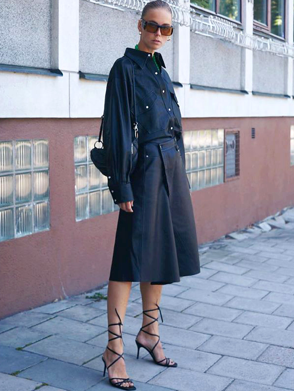Look de pensionnaire quasi militaire + sandales ultra fines � lacets = le bon mix