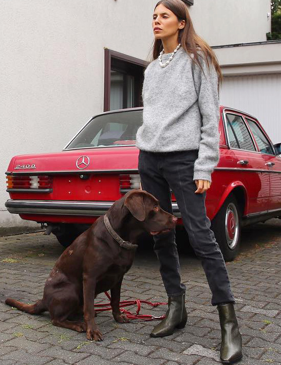 Rien de tel qu'un collier de perles pour twister un look casual urbain !