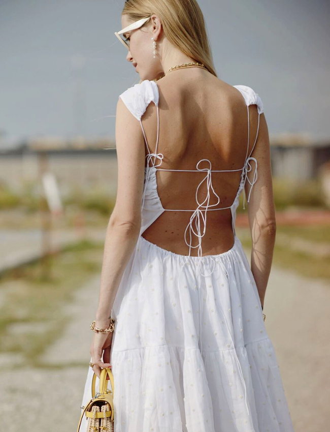 Dos nu + fins lacets + robe longue = le bon mix