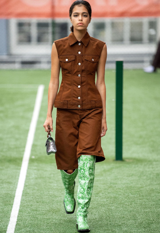 Oublions la silhouette et focalisons-nous sur le duo chromatique : oui au mix marron/vert menthe � l'eau !