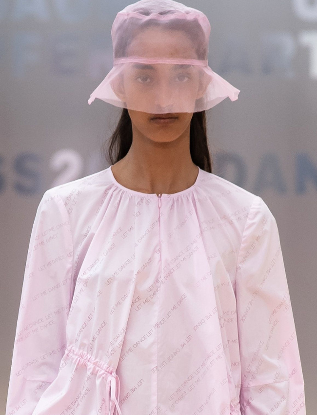 Le bob translucide/voilette/moustiquaire : la variation 2020 de la tendance 