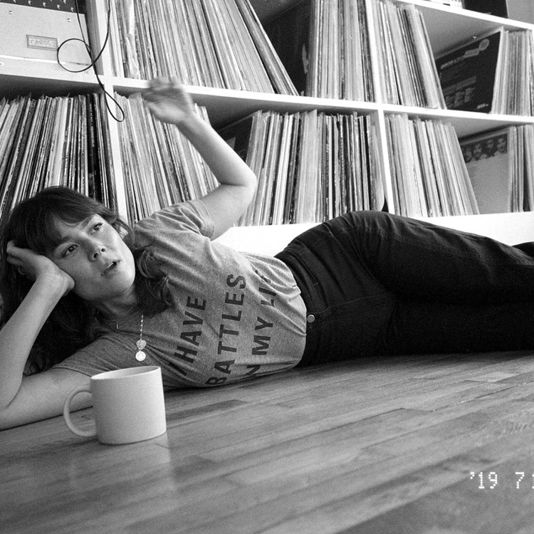 Mug de th� fumant + collection de 33 tours = le bon mix