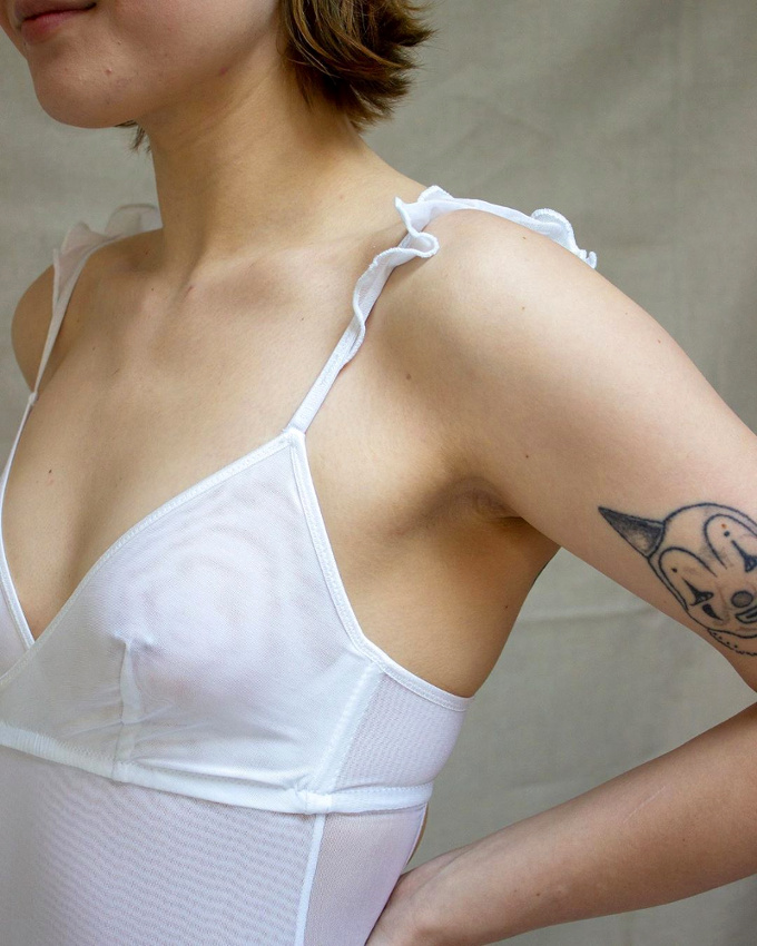 M�lant d�coupe cache-coeur et bretelles volant�es, ce body immacul� a tout bon !