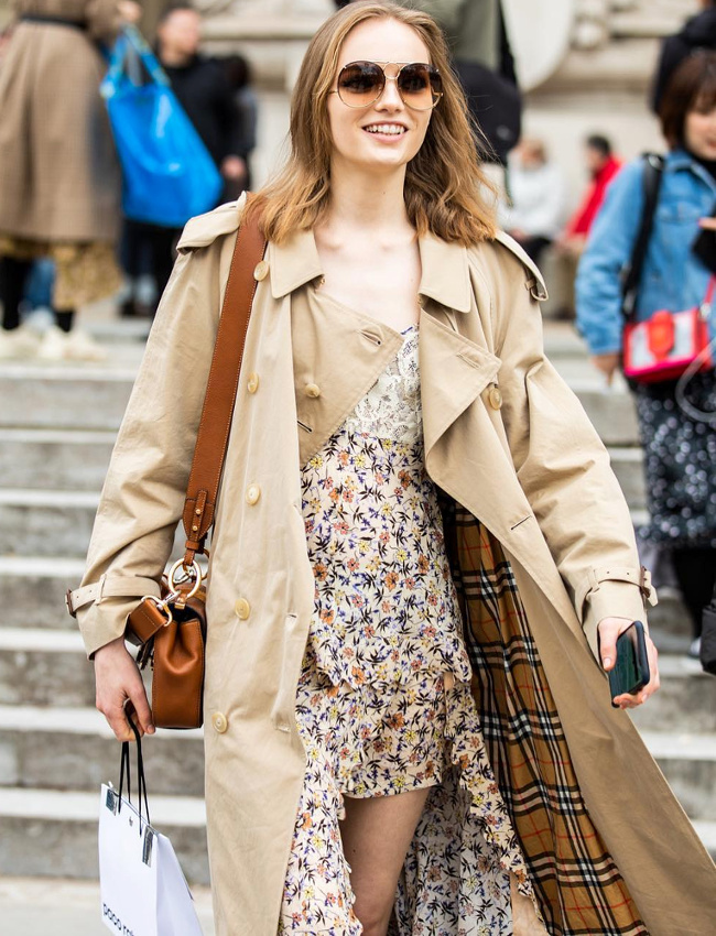 Trench ample + mini robe fleurie = le bon mix