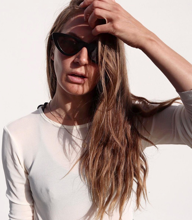 Une paire de lunettes glamour n'est jamais mieux mise en valeur que par un look ultra naturel