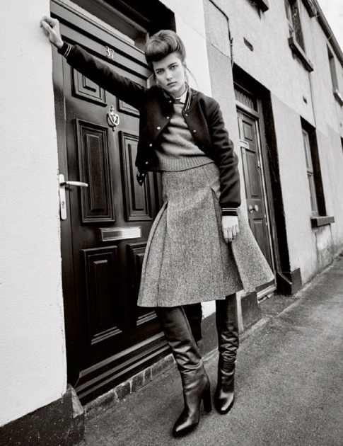 Blouson teddy + jupe midi en tweed + bottes hautes = le bon mix