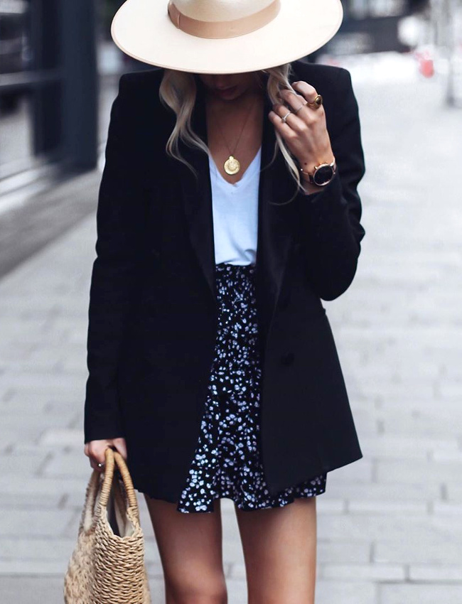 Long blazer noir + tee-shirt loose + mini jupe taille haute fleurie = le bon mix