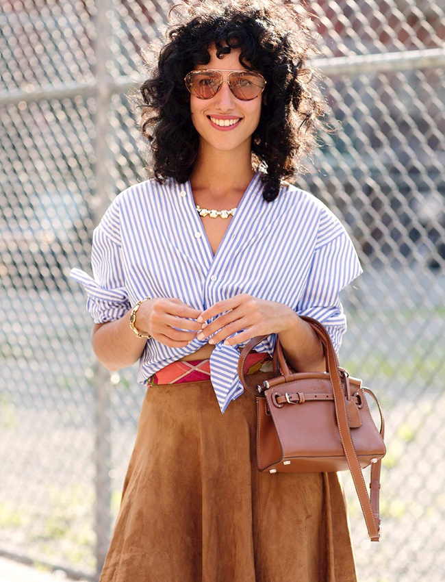 Chemise ray�e bleu ciel nou�e sur le devant + jupe en daim chocolat au lait = le bon mix