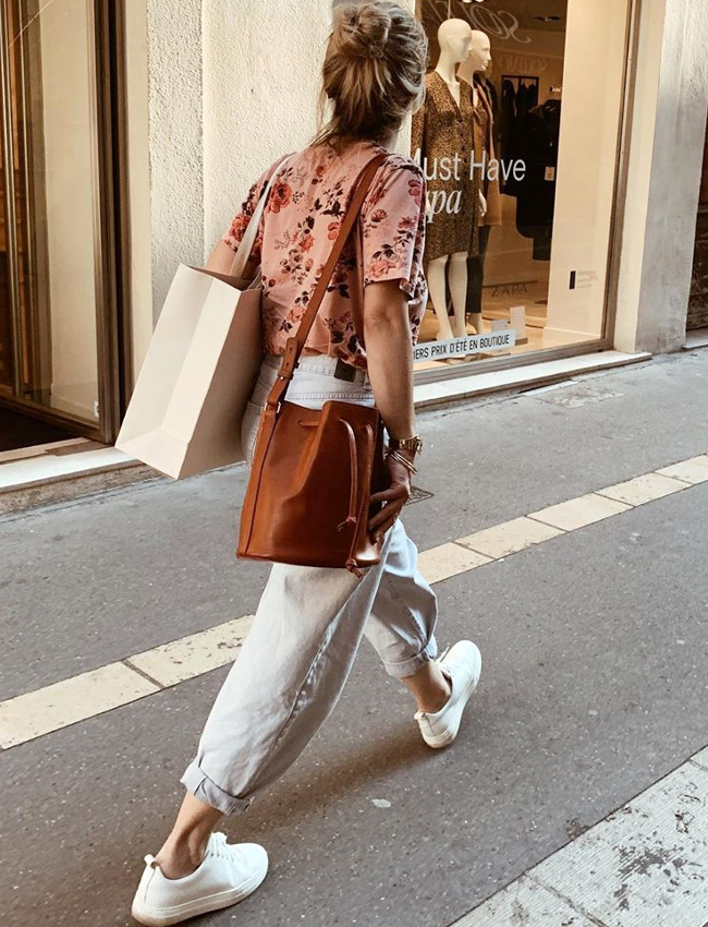 Chemisette vieux rose + jean boyfriend roulott� sur la cheville + baskets blanches = le bon mix