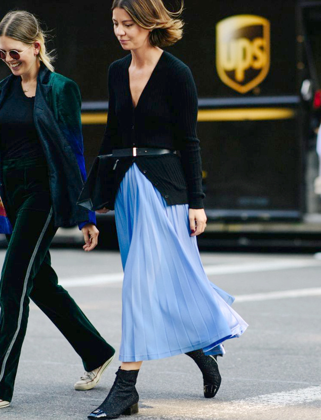 Fin cardigan port� � m�me la peau + ceinture + jupe longue pliss�e = le bon mix