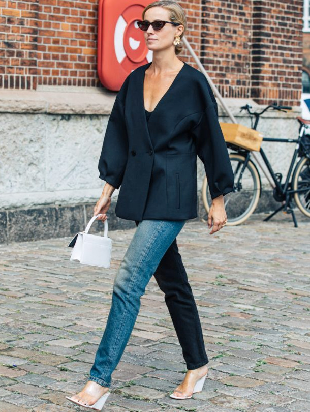 Rien de tel qu'une absence de col pour f�miniser un blazer carbone !