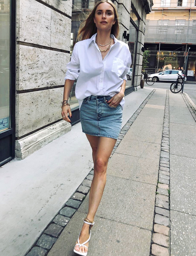 Rien de tel qu'une chemise blanche un brin ample pour apaiser une mini jupe en jean !