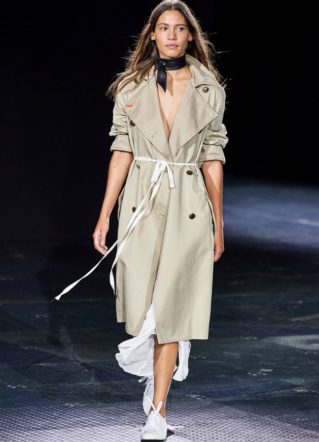 Oui au ruban de gros grain blanc utilis� en guise de ceinture !