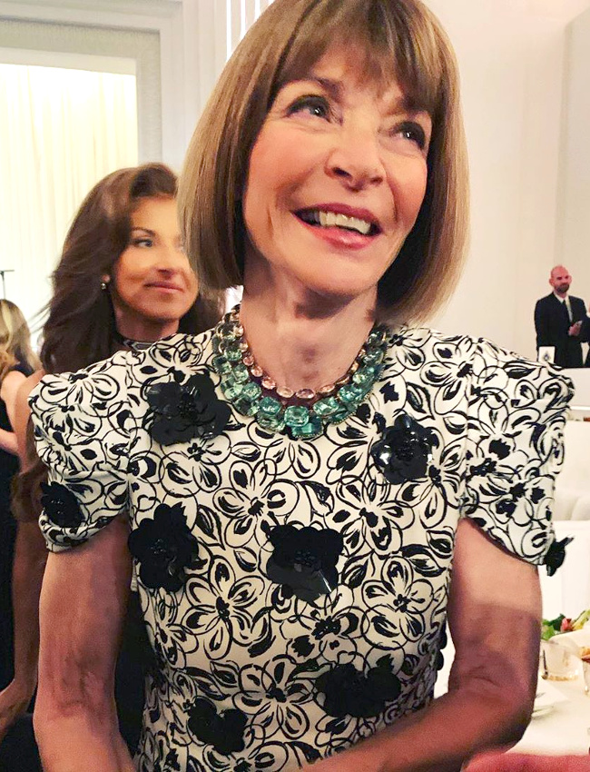 Sourire chaleureux et absence de lunettes noires... mais qu'arrive-t-il � Anna Wintour ?