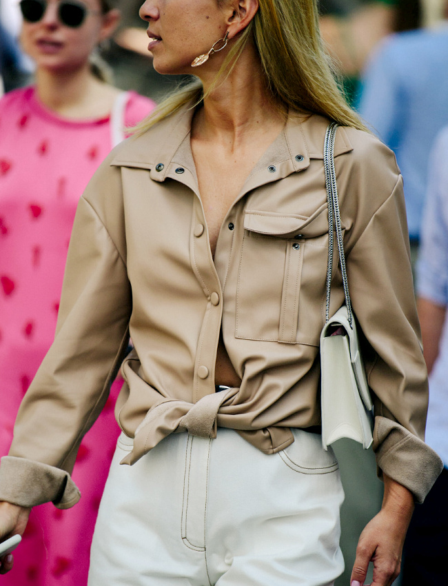 Il semble que la chemise en cuir doive se traiter exactement comme son homologue en jean