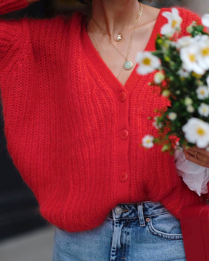 Oui au cardigan mousseux rouge port� � m�me la peau et � demi gliss� dans un jean ultra d�lav� !