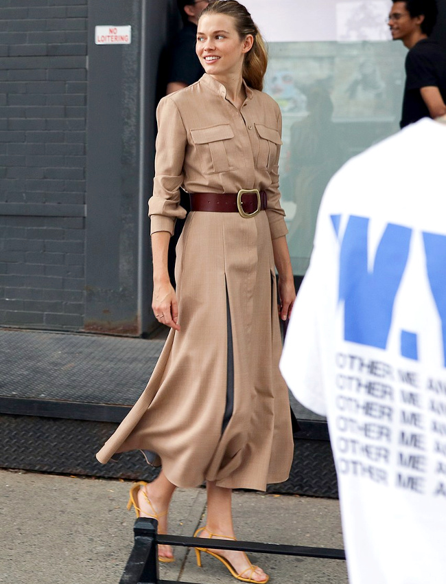 Large ceinture en cuir + robe chemise fluide = le bon mix