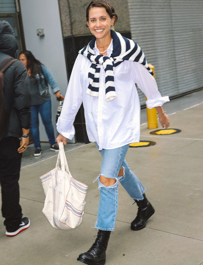 Oui au duo look nineties/pull marini�re port� sur les �paules !